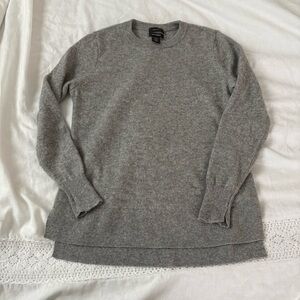 Halogen S PETITE 100% cashmere sweater heathered gray crew neck.